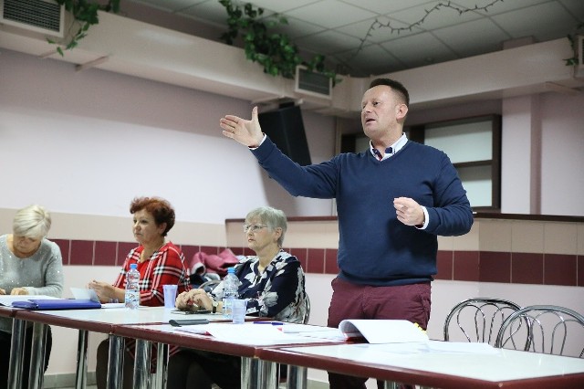 Jarosław Okoczuk, zastępca burmistrza Trzebini (stoi) podczas zebrania mieszkańców os. Związku Walki Młodych