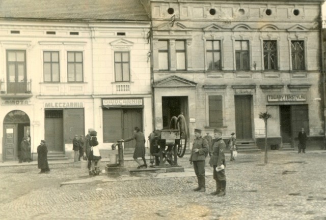 Wojska niemieckie wkroczyły do Oświęcimia 4 września 1939 roku. Odtąd na ponad pięć lat okupacji niemieckie mundury stały się codziennością na ulicach miasta