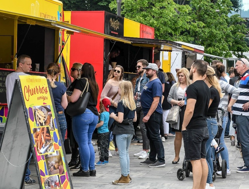 Festiwal Smaków Food Trucków i Ostrołęcki Festiwal Browarów Kraftowych. 21-23.08.2020 na plaży miejskiej. Zdjęcia