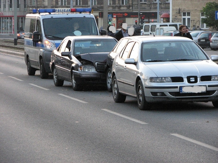 Trzy auta zderzyły się na ul. Drobnera. Ranni trafili do szpitala (FOTO)