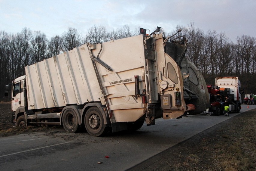 Wypadek pod Wrocławiem. Śmieciarka przewróciła się między Groblicami i Kotowicami [FOTO]