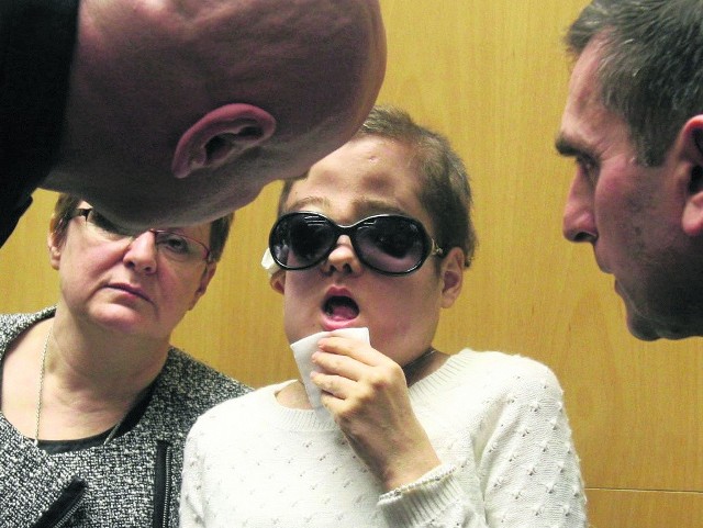 Joanna, druga  polska pacjentka po przeszczepie twarzy, właśnie została wypisana do domu. Jej dzielność i  niewiarygodne umiejętności polskich lekarzypozwolą jej żyć na nowo