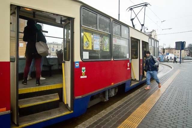 Brak monitoringu w tramwaju nie pomaga w ujęciu sprawcy. Pasażerowie też nie kwapią się do pomocy