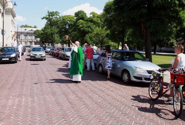 Święcenie aut przy łódzkiej katedrze.