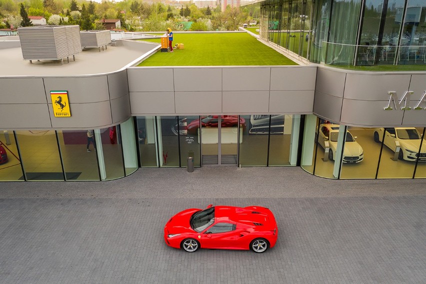 Pasieka na dachu salonu Ferrari i Maserati w Katowicach