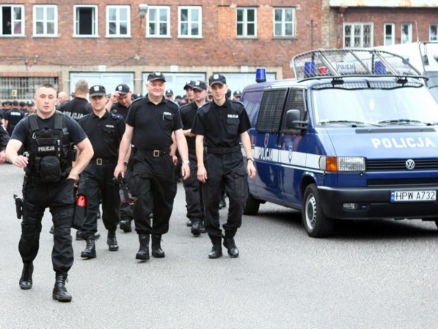 Około 400 policjantów z regionu wyjechało dzisiaj do Poznania i Gdańska by zabezpieczać EURO.