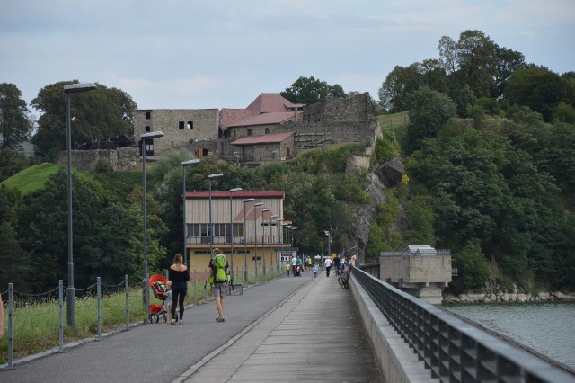 Na koronie zapory (widok na zamek)