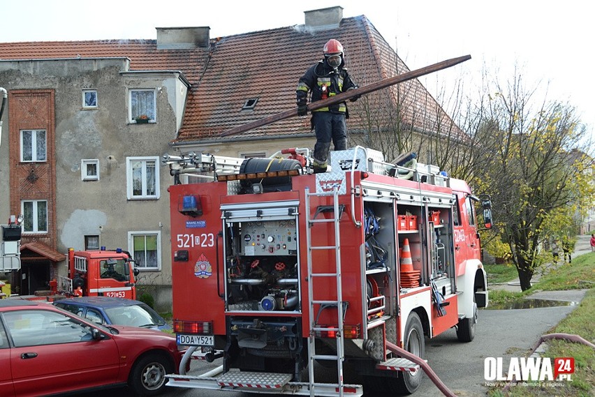 Pożar w Oławie. Płonie kamienica [ZDJĘCIA]