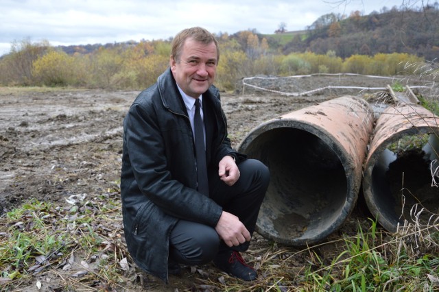 - Na głębokości dziewięciu metrów pod Dunajcem zainstalowano takie rury - mówi  wójt Chełmca Bernard Stawiarski. Jedną będzie płynąć woda z ujęć w Marcinkowicach, drugą ścieki do Wielogłów