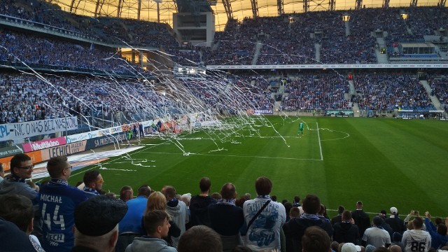 Mecz w Poznaniu był opóźniony o ok. 15 minut. Przejdź do kolejnego zdjęcia --->