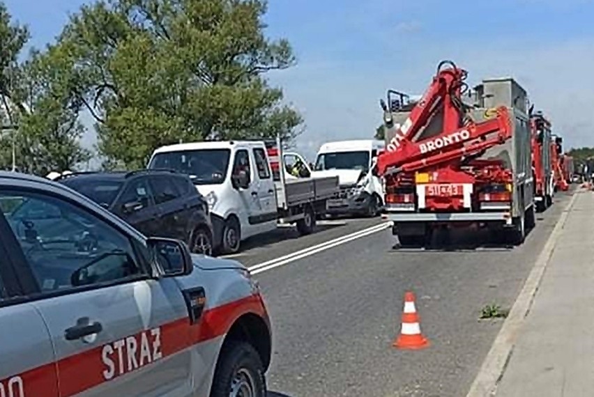 Wypadek w Biruniu na wiadukcie nad Wisłą zablokował przejazd...