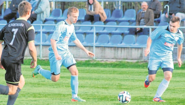 Konrad Kijanka (w środku) i jego koledzy z Kamiennej Brody w ten weekend zagrają u siebie z Nidzianką Bieliny. Liczą na to, że podtrzymają dobrą passę i wzbogacą się o komplet punktów.