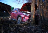 Zderzenie czterech samochodów na DK22 pod Człuchowem! Jedno z aut wypadło z drogi do lasu. Poszkodowane dwie osoby