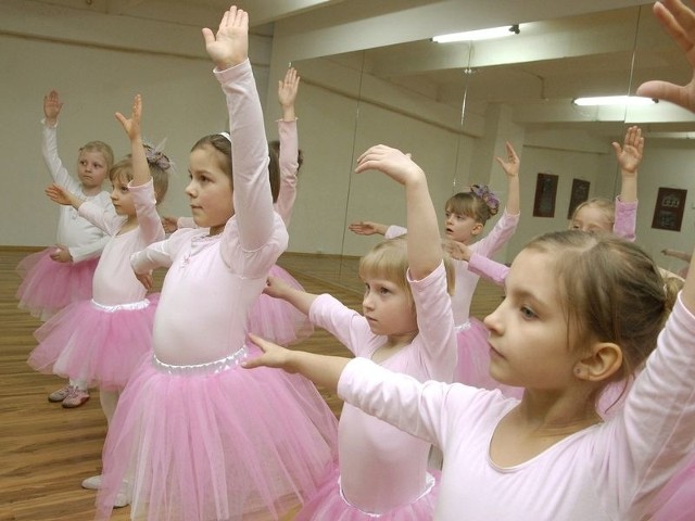 Dziewczynki ze słupskiego ogniska baletowego Enza były najmłodszymi tancerkami na  lęborskim turnieju.  