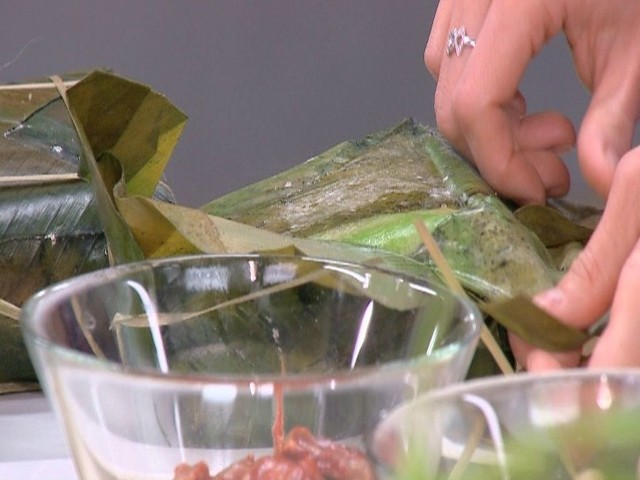 Tradycyjne ciasto banh chung w liściach imbirowych