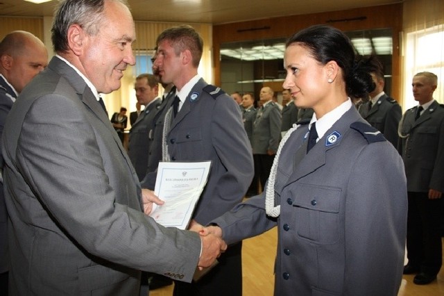Kazimierz Kotowski, były starosta opatowski, obecnie członek zarządu województwa świętokrzyskiego policjantom gratulował awansu.