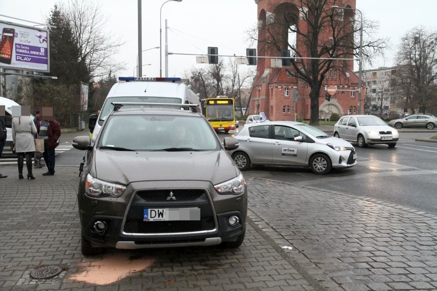 Wypadek nauki jazdy podczas egzaminu. Egzaminator ranny