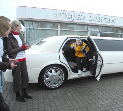 Dziesięcioletniego Tomka wysiadającego z limuzyny witały w Gorzowie wolontariuszki z fundacji Mam Marzenie: Dagmara Kobryń, Anna Wojciechowska i Magdalena Kwiecińska.