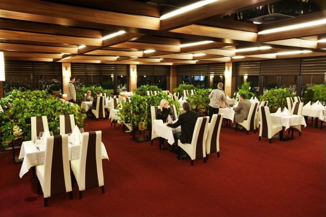 W przestronnej sali restauracyjnej hotelu Odyssey co sobotę będzie można posłuchać muzyki i skosztować specjałów kuchni.