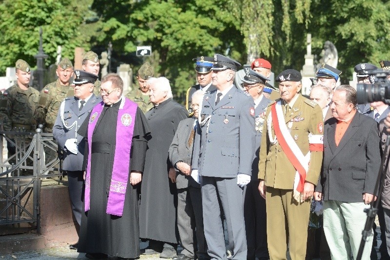 Radom. Obchody 80 rocznicy agresji Związku Sowieckiego na Polskę. Uroczystości na cmentarzu na ulicy Limanowskiego