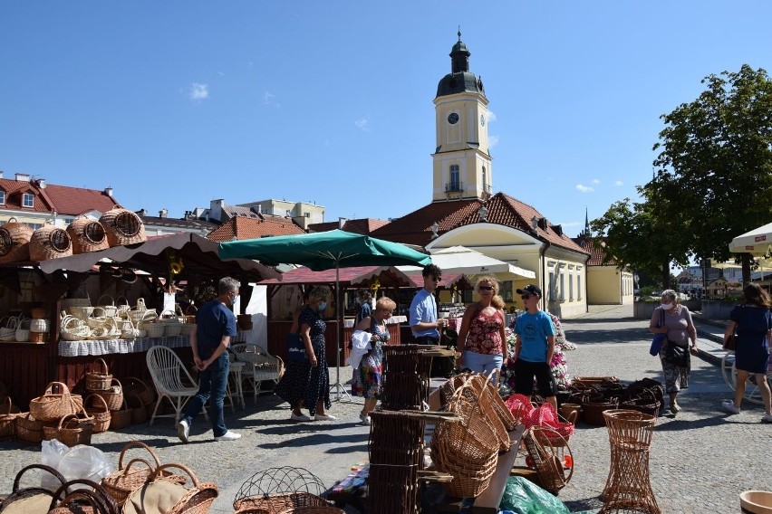 Ruszył letni jarmark przed Ratuszem! Co kupisz na stoiskach?