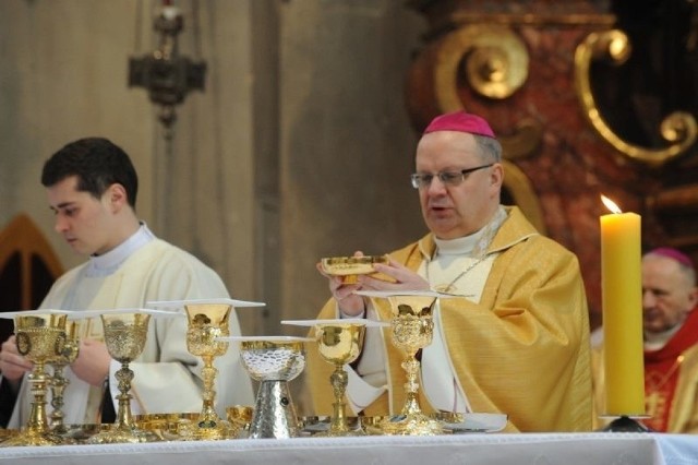 Biskup opolski znosi obostrzenia sanitarne i prosi o wsparcie dla Ukrainy.