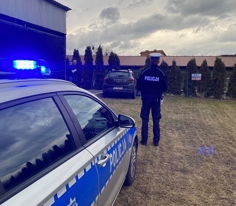 Policjanci po pościgu zatrzymali złodziei samochodu