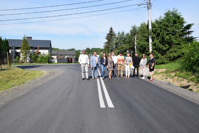 Przebudowa i prace nad drogami powiatowymi w Błędowie zakończone.