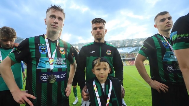 Piłkarze Staru Starachowice ze srebrnymi medali za drugie miejsce w Okręgowym Pucharze Polski