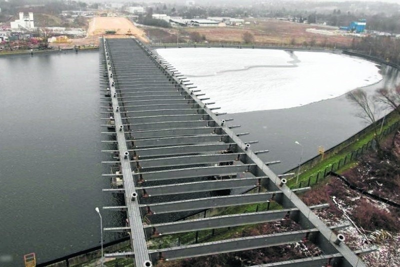 Stalowa konstrukcja mostu ma już ponad 350 metrów długości....