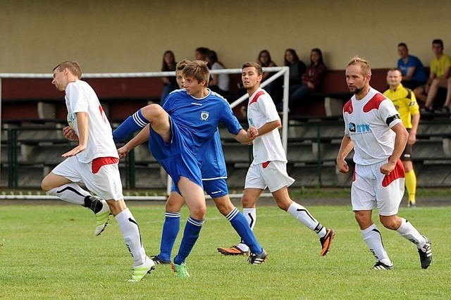 W meczu 1. kolejki A klasy Kamionka Kamień bez większych problemów uporała się z Tartakiem Wudzyn 4:0 (3:0). Trzy gole w tym meczu strzelił Tomasz Mrugalski, a jedno trafienie dorzucił Dawid Chmarzyński.