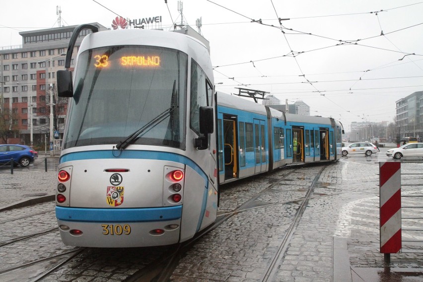 Wykolejenie tramwaju na placu Grunwaldzkim. Duże utrudnienia w ruchu [ZDJĘCIA]