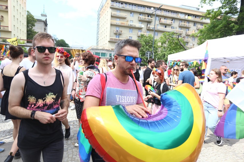 Parada Równości 2019 Warszawa [ZDJĘCIA] Kolorowy marsz przeszedł 8.06 ulicami stolicy. Wziął w nim udział Rafał Trzaskowski [WIDEO]