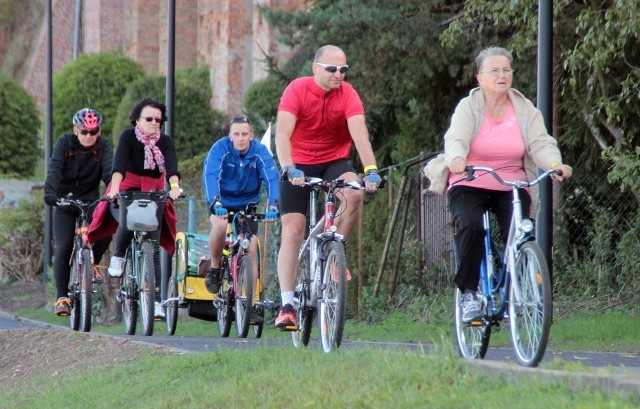 Inaguracyjny przejazd ścieżką pieszo-rowerową odbył się w sobotę. Wzięło w nim udział kilkadziesiąt osób