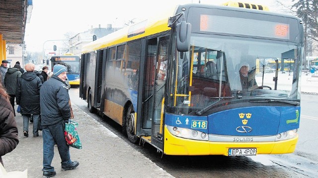 Strażników miejskich można spotkać w autobusach pabianickiego MZK i w tramwajach jeżdżących w mieście