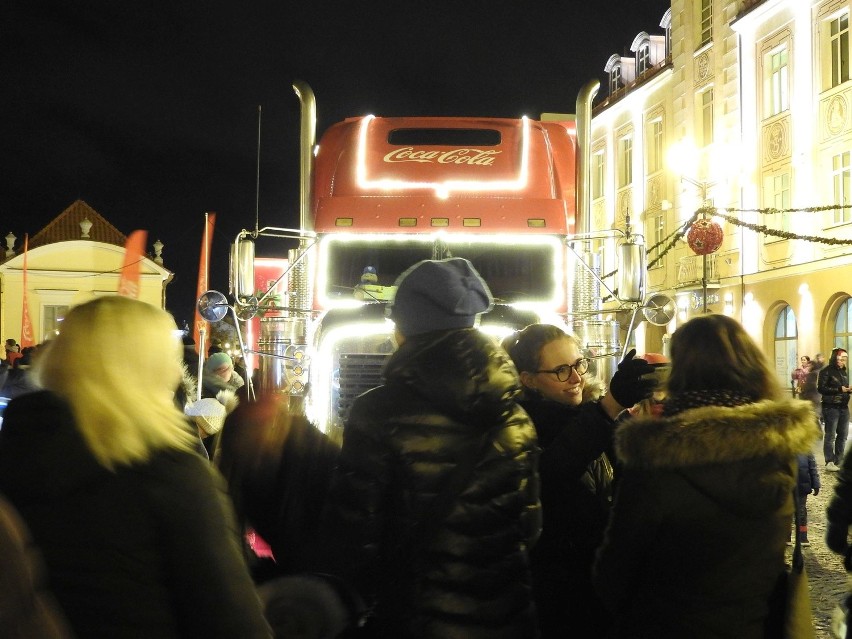 Ciężarówka Coca-Coli w Białymstoku na Rynku Kościuszki.