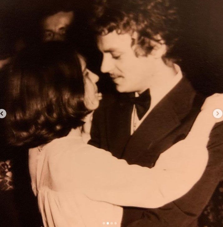 Donald Tusk pięknymi zdjęciami z domowego archiwum świętuje rocznicę ślubu. Piękne słowa do żony i rodziny. Zobacz zdjęcia!