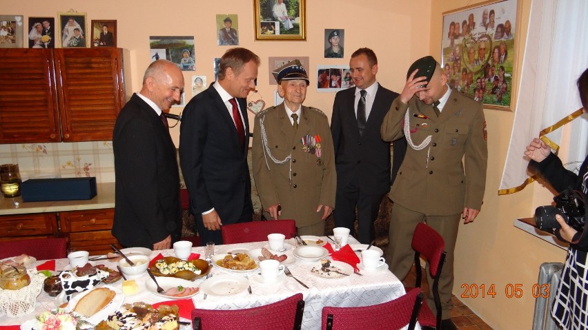 Premier Donald Tusk na śniadaniu u kombatanta w Jeziorze k. Częstochowy [ZDJĘCIA]