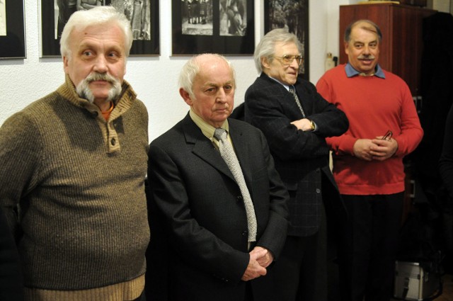 O fotografii Mirosława Dygały ( drugi z lewej) mówił Leszek Jastrzębiowski, prezes Radomskiego Towarzystwa Fotograficznego