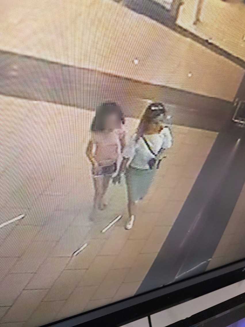 Kradzież w Galerii Alfa: Kobieta ukradła z ławki torbę z zakupami za 1200 zł. Jest poszukiwana przez policję