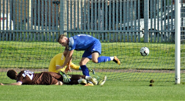 IV liga małopolska, grupa zachodnia: Unia Oświęcim - Garbarnia II Kraków 3:0. Na zdjęciu: Rafał Nowak (niebieski strój) zdobywa pierwszą bramkę dla oświęcimian.