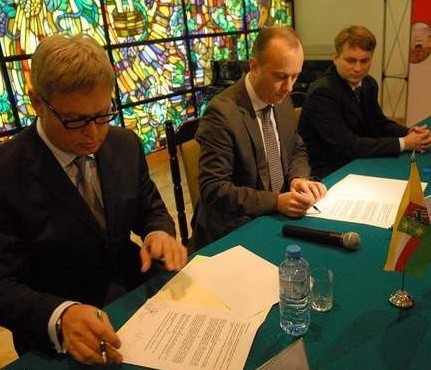 Prezes Krzysztof Dołganow oraz marszałek lubuski Marcin Jabłoński podpisują porozumienie o współpracę (fot. Wojciech Waloch)