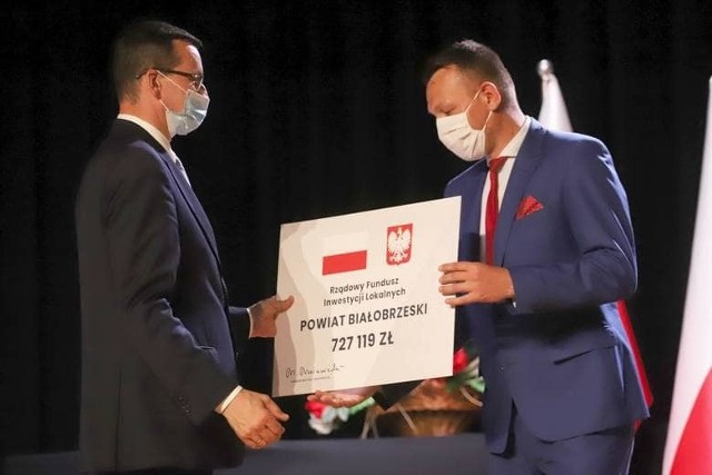 Starosta Sylwester Korgul (z prawej) czek na rządową dotację dostał od premiera Mateusza Morawieckiego.