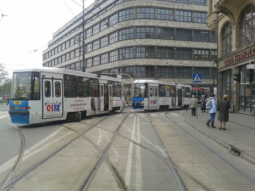 Wrocław: Na Podwalu wykoleił się tramwaj linii nr 20 (ZDJĘCIA)