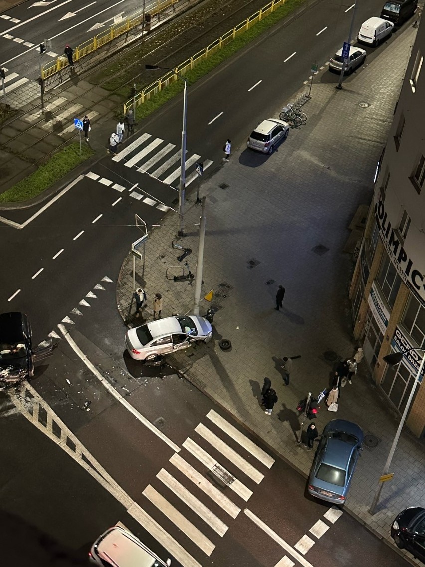 Dwa samochody zderzyły się na rogu ulic Jagiellońskiej a Bohaterów Warszawy w Szczecinie