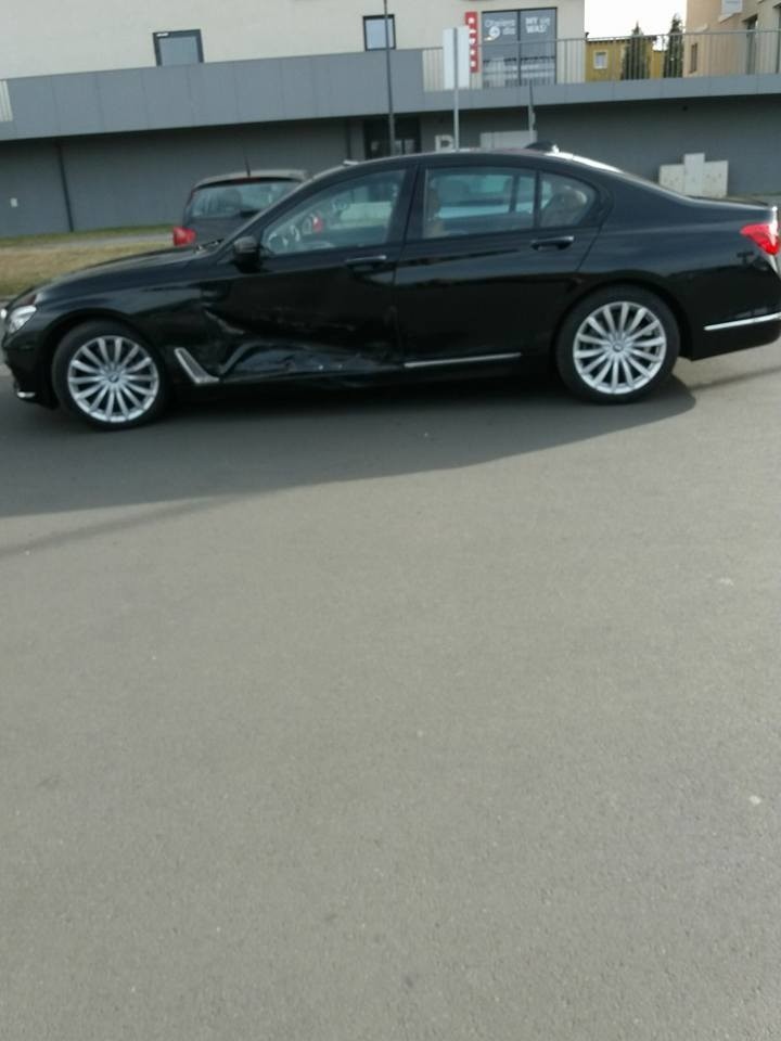 Kolizja dwóch pojazdów na parkingu Kauflandu