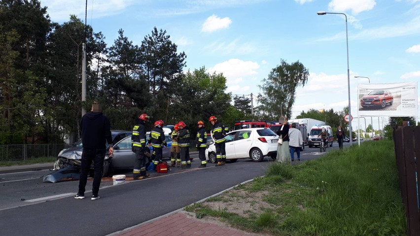 Wypadek na ulicy Raciborskiej w Rybniku. Zderzenie czterech...