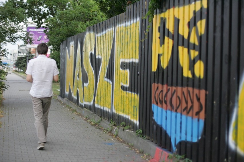 Kibice Ruchu Chorzów przemalowali graffiti GKS-u Katowice [WIDEO, ZDJĘCIA PO REKONSTRUKCJI]