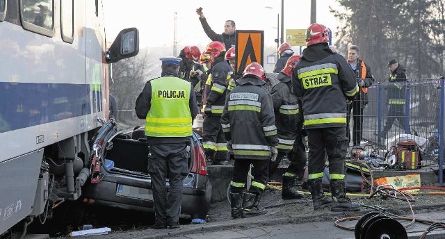 Samochód 29-letniego kierowcy został niemal zupełnie sprasowany przez pociąg