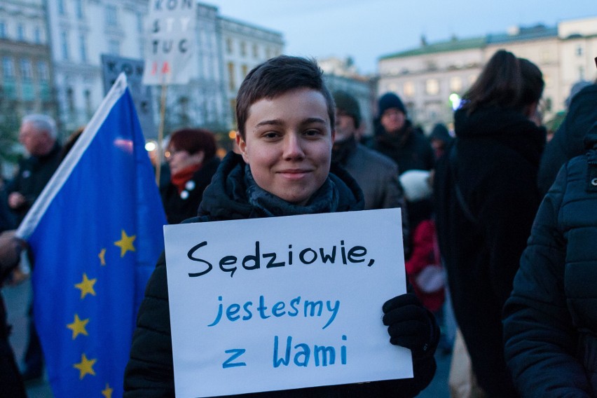 Solidarnie z sędziami - manifestacje na krakowskim Rynku Głównym [ZDJĘCIA]